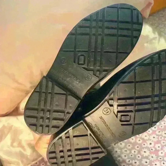 Authentic- see pics these were bought at a luxury secondhand store - Picture 6 of 10